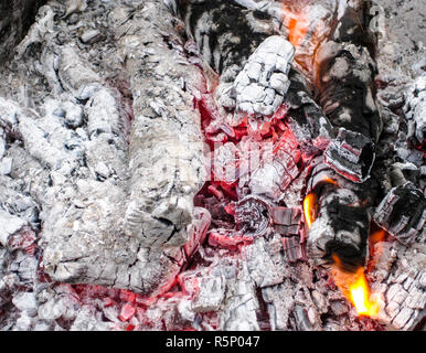 Covava braci nel grill. Un fuoco che brucia dopo un shish kebab. Foto Stock