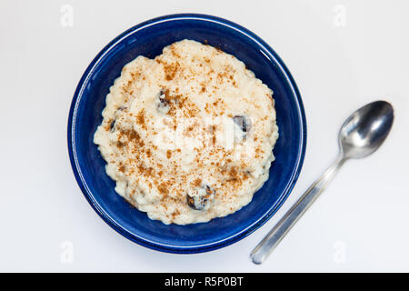 Budino di riso con cannella e uvetta preparazione : Pronto serviti dolci budino di riso Foto Stock