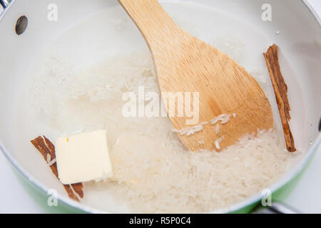 Budino di riso con cannella e uvetta preparazione : preparazione di riso Foto Stock
