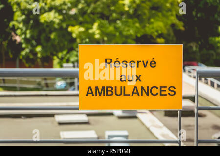 Cartello giallo o è scritto in francese: riservati per ambulanze Foto Stock