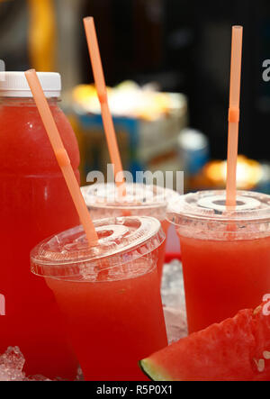 Spremuta fresca di succo di anguria in bicchieri di plastica Foto Stock
