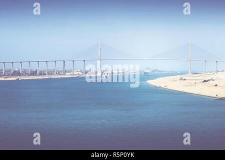 Il canale di Suez a el qantara con navi e di mubarak ponte di pace Foto Stock