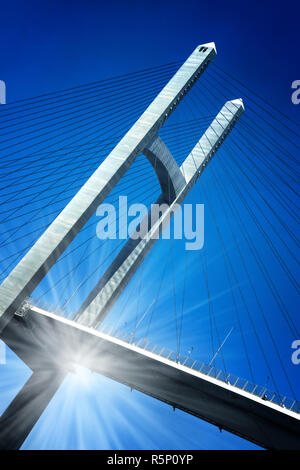 La mubarak ponte di pace a el qantara sul canale di Suez con la riflessione di Sun Foto Stock