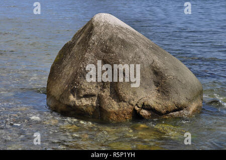 Monolite in acqua Foto Stock