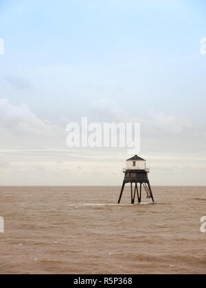 Vecchia struttura sul mare casa leggera Harwich mare Bay beach Foto Stock