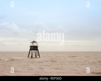 Vecchia struttura sul mare casa leggera Harwich mare Bay beach Foto Stock
