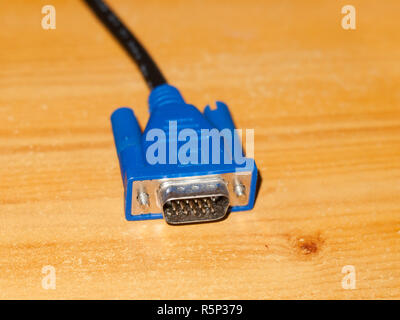 Cavo VGA presa jack di estremità di metallo e di plastica sul tavolo Foto Stock
