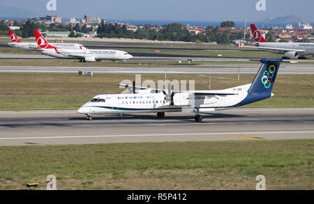 ISTANBUL, Turchia - 05 agosto 2018: Olympic Air Bombardier Dash 8 Q402 (NC 4314) decolla dall'aeroporto Istanbul Ataturk. Olympic Air ha 12 flotta siz Foto Stock