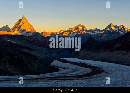 Sole di mattina al Cervino e Dent d'Herens sinistra, Dent Blanche, Ober Gabelhorn e Wellenkuppe destra, ghiacciaio Gorner davanti, Zermatt, Vallese, Svizzera Foto Stock