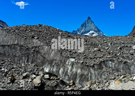 Ghiaioni e macerie coprire il Gorner ghiacciaio il Matterhorn dietro, Zermatt, Vallese, Svizzera Foto Stock