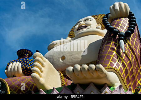 Ridere Buddha, tempio buddista Wat Plai Laem, Koh Samui, Thailandia Foto Stock