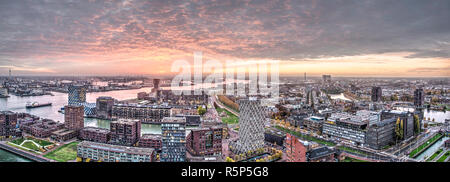 Rotterdam, Paesi Bassi, 12 Novembre 2018: vista panoramica al tramonto in direzione ovest con i porti e il fiume e i quartieri delle tecniche di autoapprendimento Foto Stock