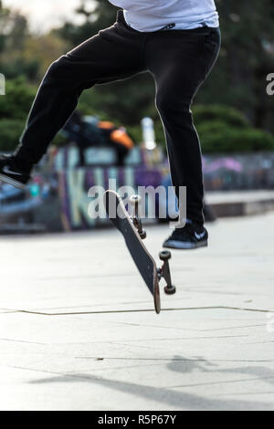 Praga, Repubblica Ceca - 12 Ottobre 2017 - basso angolo di visione dei giovani fare skateboard trick in Letna Park a Praga, Repubblica Ceca. Foto Stock