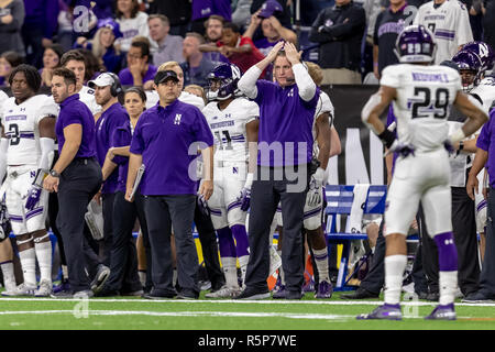 Indianapolis NEGLI STATI UNITI. 1 dicembre, 2018. Northwestern Wildcats head coach Pat Fitzgerald reagisce nel 2018 Big dieci partita di campionato tra la Northwestern Wildcats e la Ohio State Buckeyes su dicembre 01, 2018 a Lucas Oil Stadium di Indianapolis, IN. Adam Lacy/CSM/Alamy Live News Foto Stock