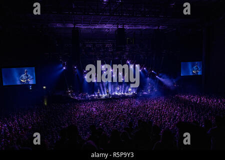 Leeds, Regno Unito. Il 1 dicembre 2018. Ted Dwane, Ben Lovett, Marcus Mumford e Winston Marshall di Mumford and Sons eseguire presso il Leeds Arena sul loro "delta ' world tour 01/12/2018 Credit: Gary Mather/Alamy Live News Foto Stock