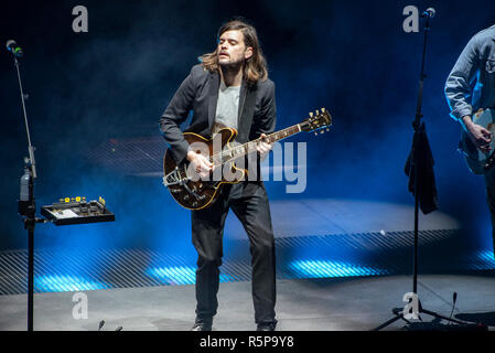 Leeds, Regno Unito. Il 1 dicembre 2018. Ted Dwane, Ben Lovett, Marcus Mumford e Winston Marshall di Mumford and Sons eseguire presso il Leeds Arena sul loro "delta ' world tour 01/12/2018 Credit: Gary Mather/Alamy Live News Foto Stock