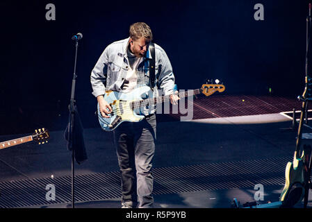 Leeds, Regno Unito. Il 1 dicembre 2018. Ted Dwane, Ben Lovett, Marcus Mumford e Winston Marshall di Mumford and Sons eseguire presso il Leeds Arena sul loro "delta ' world tour 01/12/2018 Credit: Gary Mather/Alamy Live News Foto Stock