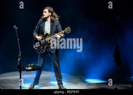 Leeds, Regno Unito. Il 1 dicembre 2018. Ted Dwane, Ben Lovett, Marcus Mumford e Winston Marshall di Mumford and Sons eseguire presso il Leeds Arena sul loro "delta ' world tour 01/12/2018 Credit: Gary Mather/Alamy Live News Foto Stock