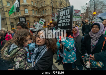 1 dicembre 2018 - Spiacenti Medyan, scritto e destinato ad aggiungerlo.....Londra, Regno Unito. Il 1 dicembre 2018. Manifestanti hanno chiesto sulla BBC a ritirarsi dal 2019 Eurovision Song Contest ospitato da Israele, per evitare di essere complice in Israele la continue violazioni dei palestinesi per i diritti umani. Dicono che il concorso "artwashes' Israele per la situazione dei diritti umani, compresa l'uccisione di almeno 205 palestinesi da parte delle forze israeliane nel assediata nella Striscia di Gaza poiché le proteste hanno avuto inizio alla fine di marzo e il passaggio della nazione ebraica uno stato di diritto che formalizza un sistema di apartheid in legge israeliana. La protesta è stata opp Foto Stock