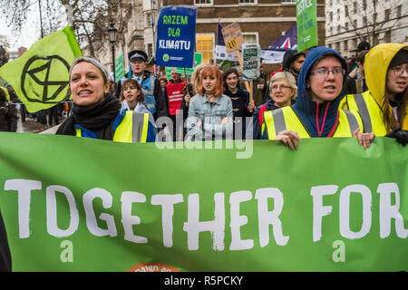Londra, Regno Unito. Il 1 dicembre del 2018. La campagna contro il cambiamento climatico insieme con i membri di estinzione della ribellione unirsi ad altri gruppi per protestare contro ciò che vedono come un'imminente cambiamento climatico catastrofe e il collasso ecologico e contro fracking e l'espansione dell'aeroporto di Heathrow. Credito: Guy Bell/Alamy Live News Foto Stock