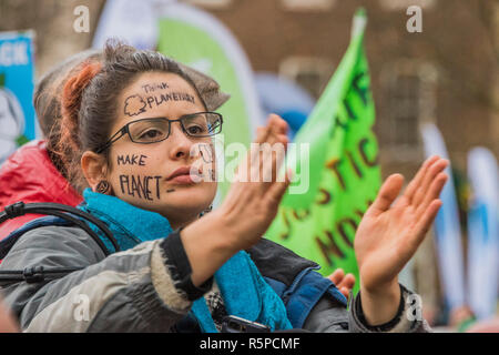 Londra, Regno Unito. Il 1 dicembre del 2018. La campagna contro il cambiamento climatico insieme con i membri di estinzione della ribellione unirsi ad altri gruppi per protestare contro ciò che vedono come un'imminente cambiamento climatico catastrofe e il collasso ecologico e contro fracking e l'espansione dell'aeroporto di Heathrow. Credito: Guy Bell/Alamy Live News Foto Stock