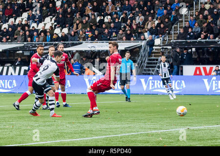 ALMELO, Polman Stadium, 02-12-2018 , Stagione 2018 / 2019 , olandese Eredivisie. Heracles Almelo player Adrian Dalmau punteggi 1-0 durante il match Eracle - VVV Foto Stock