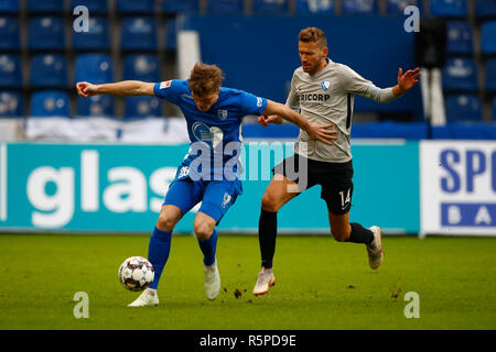 02 dicembre 2018, Sassonia-Anhalt, Magdeburg: Calcio: Seconda Bundesliga, XV Giornata, 1° FC Magdeburg - VfL Bochum nel MDCC-Arena. Magdeburg è Marius Buelter (l) nel duello con il Bochum del Tom Weilandt. Foto: Joachim Sielski/dpa-Zentralbild/dpa - NOTA IMPORTANTE: In conformità con i requisiti del DFL Deutsche Fußball Liga o la DFB Deutscher Fußball-Bund, è vietato utilizzare o hanno utilizzato fotografie scattate allo stadio e/o la partita in forma di sequenza di immagini e/o video-come sequenze di foto. Foto Stock