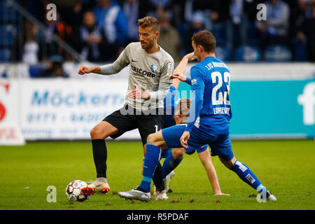 02 dicembre 2018, Sassonia-Anhalt, Magdeburg: Calcio: Seconda Bundesliga, XV Giornata, 1° FC Magdeburg - VfL Bochum nel MDCC-Arena. Bochum del Tom Weilandt (l) nel duello con Magdeburg's Marius Buelter. Foto: Joachim Sielski/dpa-Zentralbild/dpa - NOTA IMPORTANTE: In conformità con i requisiti del DFL Deutsche Fußball Liga o la DFB Deutscher Fußball-Bund, è vietato utilizzare o hanno utilizzato fotografie scattate allo stadio e/o la partita in forma di sequenza di immagini e/o video-come sequenze di foto. Foto Stock