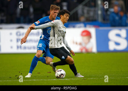 02 dicembre 2018, Sassonia-Anhalt, Magdeburg: Calcio: Seconda Bundesliga, XV Giornata, 1° FC Magdeburg - VfL Bochum nel MDCC-Arena. Marius Magdeburgs Buelter (l) nel duello con Bochums Chung-yong Lee. Foto: Joachim Sielski/dpa-Zentralbild/dpa - NOTA IMPORTANTE: In conformità con i requisiti del DFL Deutsche Fußball Liga o la DFB Deutscher Fußball-Bund, è vietato utilizzare o hanno utilizzato fotografie scattate allo stadio e/o la partita in forma di sequenza di immagini e/o video-come sequenze di foto. Foto Stock