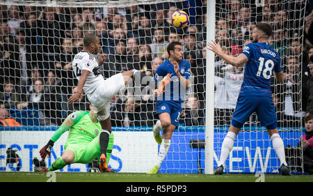 Denis Odoi di Fulham catture PEDRO di Chelsea nel torace con un gioco durante il match di Premier League tra Chelsea e Fulham a Stamford Bridge, Londra, Inghilterra il 2 dicembre 2018. Foto di Andy Rowland. . (La fotografia può essere utilizzata solo per il giornale e/o rivista scopi editoriali. www.football-dataco.com) Foto Stock