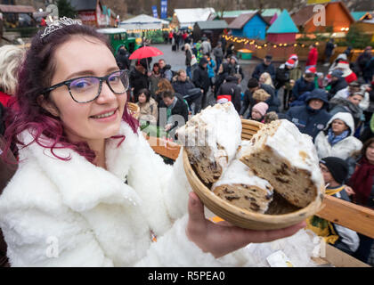 Erfurt, Germania. 02Dec, 2018. La regina lo Stollen Emely I. (Emely Scheler) mostra i primi pezzi di due metri di lunghezza e dieci kg pesanti di Natale della Turingia gallery sulla Domplatz. Il taglio ufficiale del Stollen di Natale della Turingia Stollen e Erfurter Schittchen associazione si svolge ogni anno il primo avvento. Credito: arifoto UG/dpa-Zentralbild/dpa/Alamy Live News Foto Stock