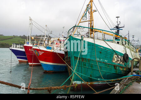 Unione Hall, West Cork, Irlanda, Dicembre 022018. L'Unione Hall della flotta di pesca che si è svolta a fianco dopo il ricovero da recenti tempeste guida mari enorme è stata infine rendere pronto a mettere a mare oggi come il tempo attenuata con appena venti leggeri e condizioni più blande. Credito: aphperspective/Alamy Live News Foto Stock