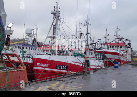 Unione Hall, West Cork, Irlanda, Dicembre 022018. L'Unione Hall della flotta di pesca che si è svolta a fianco dopo il ricovero da recenti tempeste guida mari enorme è stata infine rendere pronto a mettere a mare oggi come il tempo attenuata con appena venti leggeri e condizioni più blande. Credito: aphperspective/Alamy Live News Foto Stock