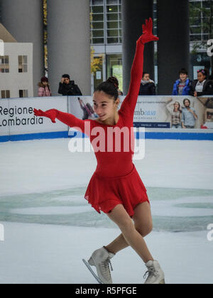 Foto LaPresse - Matteo Corner 02/12/2018 Milano,Italia Cronaca Inaugurazione pista di pattinaggio ed esibizione atlete della nazionale in piazza citt&#xe0; di Lombardia Foto Stock