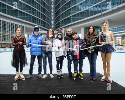 Foto LaPresse - Matteo Corner 02/12/2018 Milano,Italia Cronaca Inaugurazione pista di pattinaggio ed esibizione atlete della nazionale in piazza citt&#xe0; di Lombardia Foto Stock