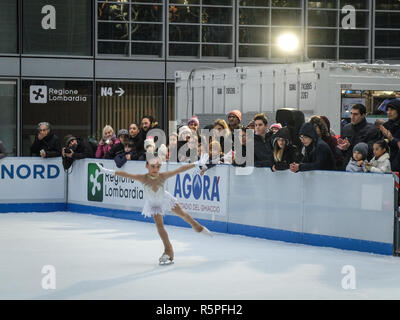 Foto LaPresse - Matteo Corner 02/12/2018 Milano,Italia Cronaca Inaugurazione pista di pattinaggio ed esibizione atlete della nazionale in piazza citt&#xe0; di Lombardia Foto Stock