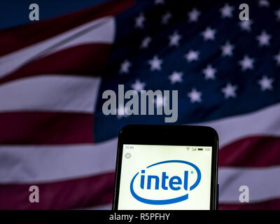 Kiev, Ucraina. 2° dic, 2018. Logo Intel vede visualizzato sul telefono intelligente. Credito: Igor Golovniov SOPA/images/ZUMA filo/Alamy Live News Foto Stock