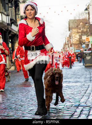 Chester, Cheshire, Regno Unito. 2° dicembre 2018. 1500 corridori giovani e vecchi competere nella Santa dash intorno a questa città storica. Il dash ormai al suo ottavo anno aiuta a supportare l'Ospizio del Buon Pastore e la contessa di carità. Il freddo ma luminoso meteo vide folle la linea lungo il percorso per fare il tifo per coloro che vi prendono parte. Credito: Newspics Regno Unito Sud/Alamy Live News Foto Stock