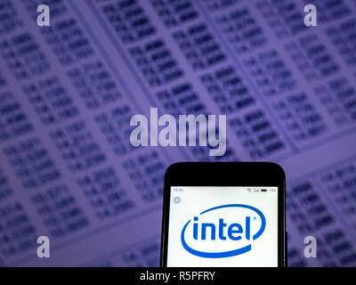 Kiev, Ucraina. 2° dic, 2018. Logo Intel vede visualizzato sul telefono intelligente. Credito: Igor Golovniov SOPA/images/ZUMA filo/Alamy Live News Foto Stock