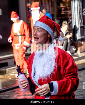 Chester, Cheshire, Regno Unito. 2° dicembre 2018. 1500 corridori giovani e vecchi competere nella Santa dash intorno a questa città storica. Il dash ormai al suo ottavo anno aiuta a supportare l'Ospizio del Buon Pastore e la contessa di carità. Il freddo ma luminoso meteo vide folle la linea lungo il percorso per fare il tifo per coloro che vi prendono parte. Credito: Newspics Regno Unito Sud/Alamy Live News Foto Stock