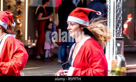 Chester, Cheshire, Regno Unito. 2° dicembre 2018. 1500 corridori giovani e vecchi competere nella Santa dash intorno a questa città storica. Il dash ormai al suo ottavo anno aiuta a supportare l'Ospizio del Buon Pastore e la contessa di carità. Il freddo ma luminoso meteo vide folle la linea lungo il percorso per fare il tifo per coloro che vi prendono parte. Credito: Newspics Regno Unito Sud/Alamy Live News Foto Stock