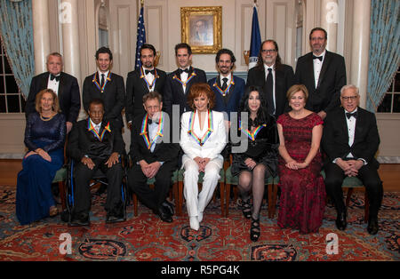 Washington, Stati Uniti d'America. 1 Dic 2018. I destinatari della quarantunesima edizione annuale di Kennedy Center Honors posano per una foto di gruppo a seguito di una cena ospitata da Stati Uniti vice Segretario di Stato John J. Sullivan in loro onore presso il Dipartimento di Stato degli Stati Uniti in Washington, DC il Sabato, 1 dicembre 2018. Credito: MediaPunch Inc/Alamy Live News Foto Stock