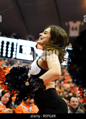 Syracuse, NY, STATI UNITI D'AMERICA. 1 dicembre, 2018. Siracusa cheerleaders intrattenere il corvo come il Syracuse Orange ha sconfitto il Cornell Big Red 63-55 al Carrier Dome in Syracuse, New York. Foto di Alan Schwartz/Cal Sport Media/Alamy Live News Foto Stock