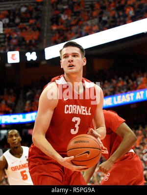 Syracuse, NY, STATI UNITI D'AMERICA. 1 dicembre, 2018. Cornell avanti Jimmy Boeheim durante la prima metà del gioco. Il Syracuse Orange ha sconfitto il Cornell Big Red 63-55 al Carrier Dome in Syracuse, New York. Foto di Alan Schwartz/Cal Sport Media/Alamy Live News Foto Stock