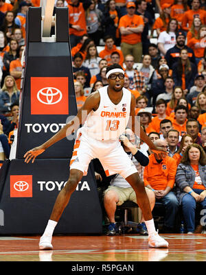 Syracuse, NY, STATI UNITI D'AMERICA. 1 dicembre, 2018. Siracusa centro senior Chukwu pasquale (13) durante la prima metà del gioco come il Siracusa host arancione Cornell Big Red al Carrier Dome in Syracuse, New York. Foto di Alan Schwartz/Cal Sport Media/Alamy Live News Foto Stock