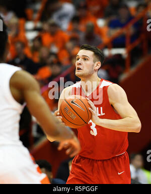 Syracuse, NY, STATI UNITI D'AMERICA. 1 dicembre, 2018. Cornell avanti Jimmy Boeheim durante la prima metà del gioco come il Syracuse Orange ha sconfitto il Cornell Big Red 63-55 al Carrier Dome in Syracuse, New York. Foto di Alan Schwartz/Cal Sport Media/Alamy Live News Foto Stock