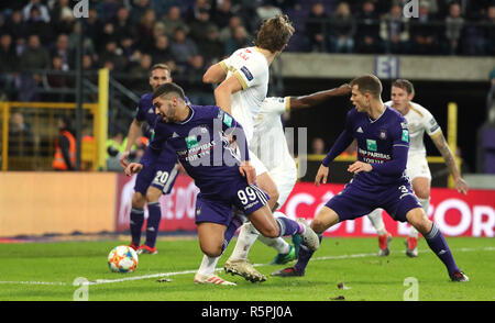 Bruxelles, Belgio. 2° dic 2018. Zakaria Bakkali e Sander Berge lotta per la palla durante la Jupiler Pro League Match Day 17 tra RSC Anderlecht e KRC Genk sul dicembre 02, 2018 Bruxelles in Belgio. (Foto di Vincent Van Doornick/Isosport) Credito: Pro scatti/Alamy Live News Foto Stock