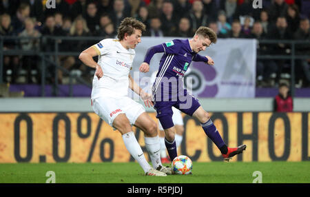 Bruxelles, Belgio - 02 dicembre : Sander Berge e Alexis Saelemaekers lotta per la palla durante la Jupiler Pro League Match Day 17 tra RSC Anderlecht e KRC Genk sul dicembre 02, 2018 Bruxelles in Belgio. (Foto di Vincent Van Doornick/Isosport) Foto Stock