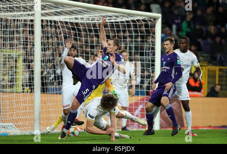 Bruxelles, Belgio - 02 dicembre : Yevhenii Makarenko e Sander Berge lotta per la palla durante la Jupiler Pro League Match Day 17 tra RSC Anderlecht e KRC Genk sul dicembre 02, 2018 Bruxelles in Belgio. (Foto di Vincent Van Doornick/Isosport) Foto Stock