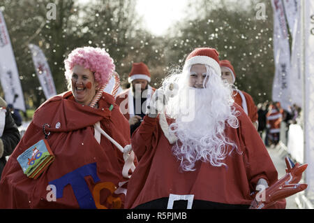 London, Greater London, Regno Unito. 2° dic, 2018. I partecipanti si vede vestito in costumi Santa durante il run.Corridori vestiti da Babbo Natale ha partecipato a una grande esecuzione in Victoria Park. I partecipanti avevano la possibilità di scelta di 5 km e 10km di percorso attraverso il parco e lo scopo della manifestazione è stato quello di raccogliere fondi per diverse associazioni di beneficenza. Credito: Andres Pantoja/SOPA Immagini/ZUMA filo/Alamy Live News Foto Stock